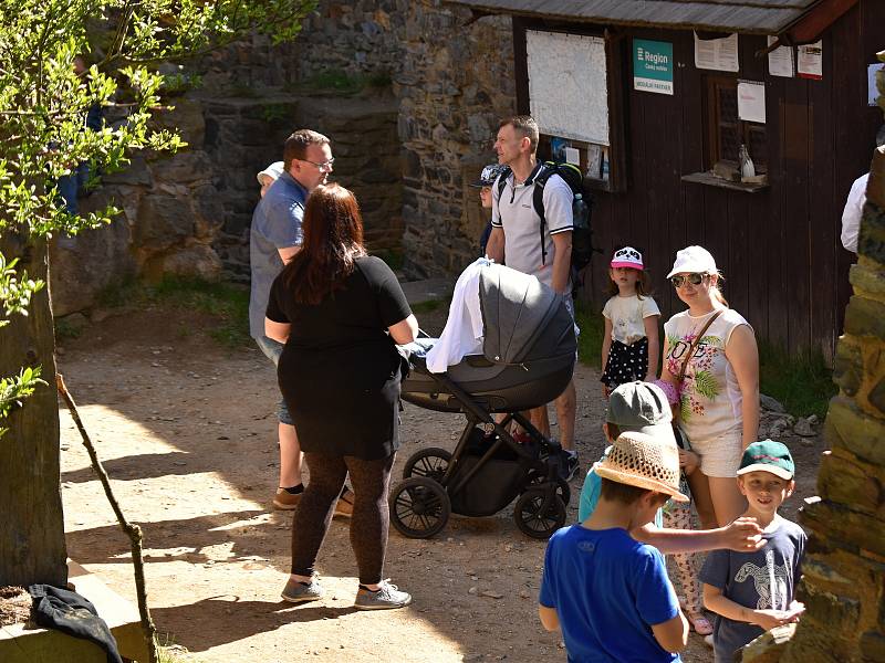 Krásné počasí přilákalo na Krakovec stovky turistů.