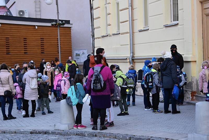 Návrat školáků do 2. základní školy v Rakovníku.