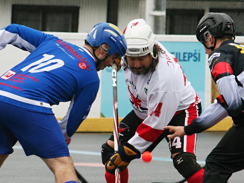 Hokejbalisté HBC Rakovník v druhém kole extraligy podlehli Pardubicím 3:5.