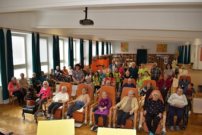 Slavností zahájení výstavy Zdeňka Radvana a Zdeňka Ledviny v rakovnickém domově seniorů.