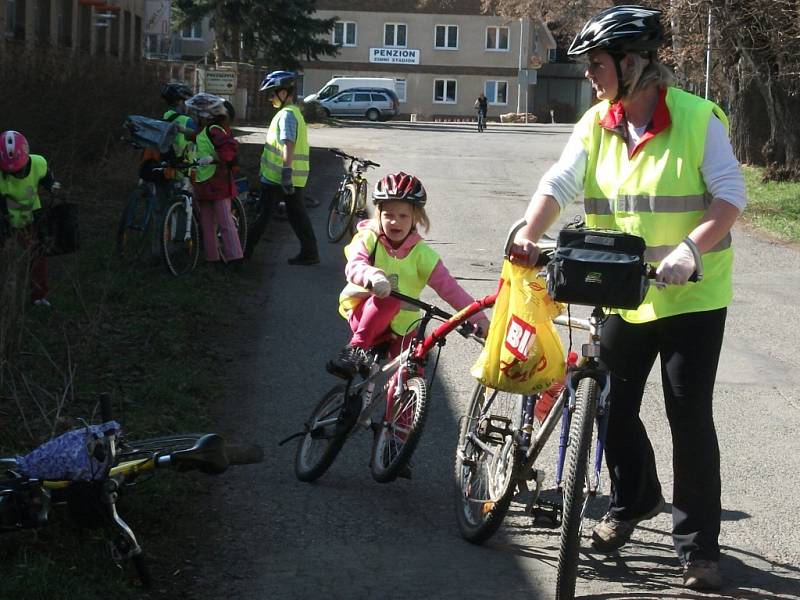 Členové cyklistického kroužku DDM Rakovník uklízeli ke Dni Země cyklostezku do Pustovět