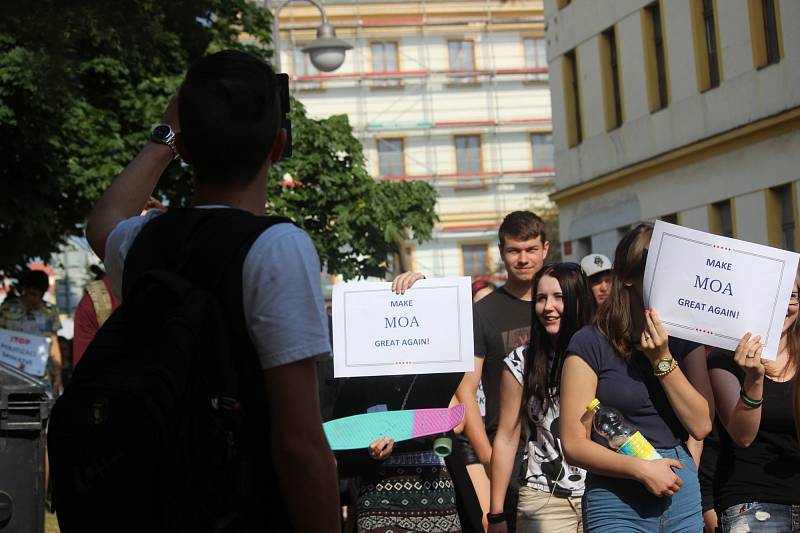 Studenti v Rakovníku protestují proti propouštění učitelů.