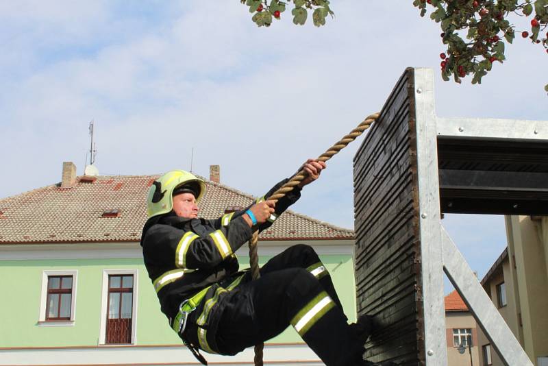 Na rakovnickém náměstí se v sobotu soutěžilo O pohár starosty Krajského sdružení hasičů.