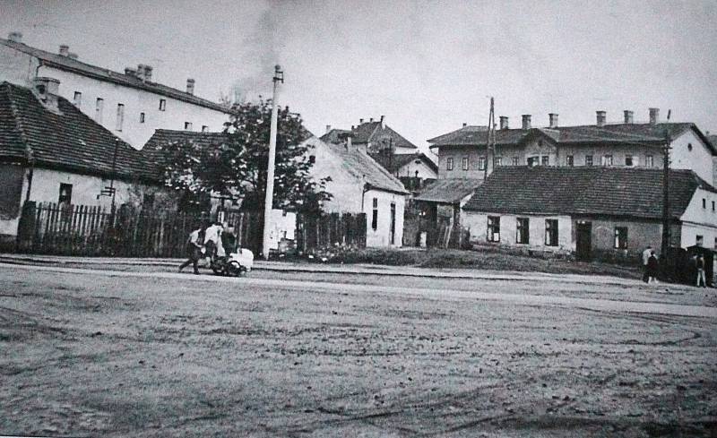 Nízké domky před železničním viaduktem už zde nestojí. Patrové budovy v pozadí se ještě zachovaly.