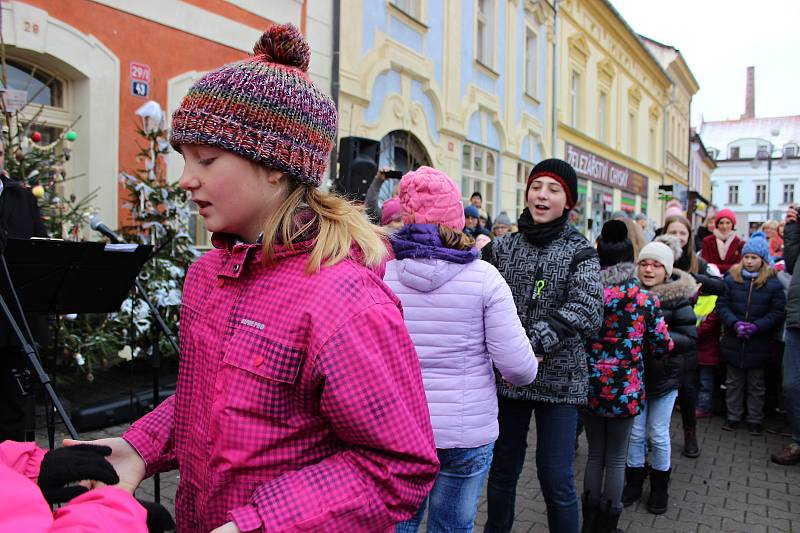 Nejkrásněji nazdobený stromeček letošního roku měla podle hlasování veřejnosti SŠ, MŠ a ZŠ Rakovník. Gratulujeme!