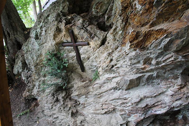 Ve Zbečně byla v sobotu dopoledne slavnostně vysvěcena opravená studánka Rozárka.