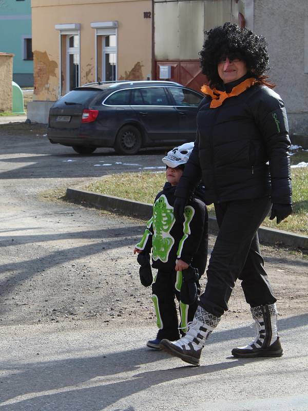 V sobotu odpoledne prošel Kolešovicemi masopustní průvod. Doprovázela ho kapela na povoze a místním nechyběla dobrá nálada.