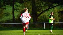 Okresní přebor: nováček Pavlíkov (v bílém) nepotvrdil roli favorita a Kněževes si veze z jeho hřiště výhru 1:0.