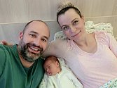 Prvním Rakovničanem roku 2021 je Honzík Daněk, který se narodil v rakovnické nemocnici. Na snímku s maminkou Ivou a tatínkem Lukášem.