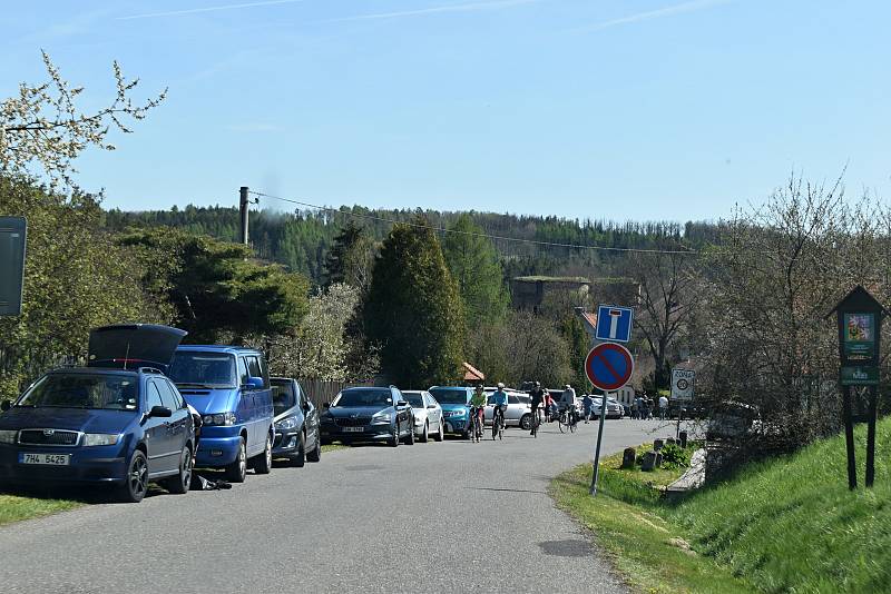 Krásné počasí přilákalo na Krakovec stovky turistů.