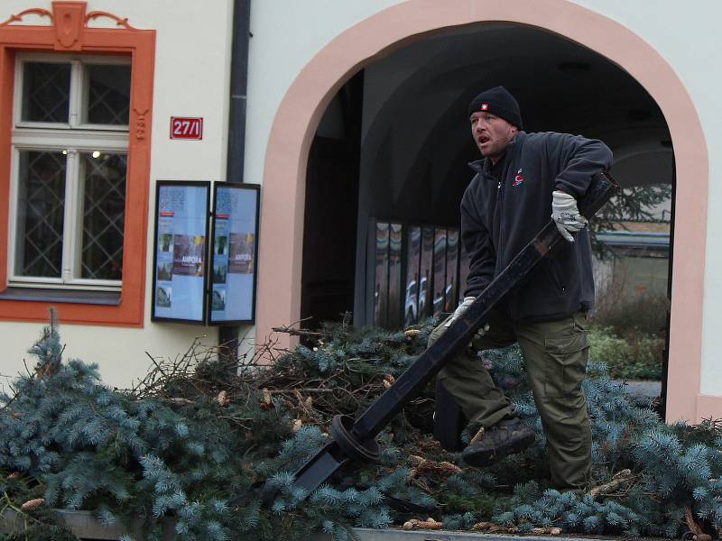 Vánoční strom byl na Husovo náměstí v Rakovníku přivezen 25. listopadu z nábřeží Dr. Beneše.