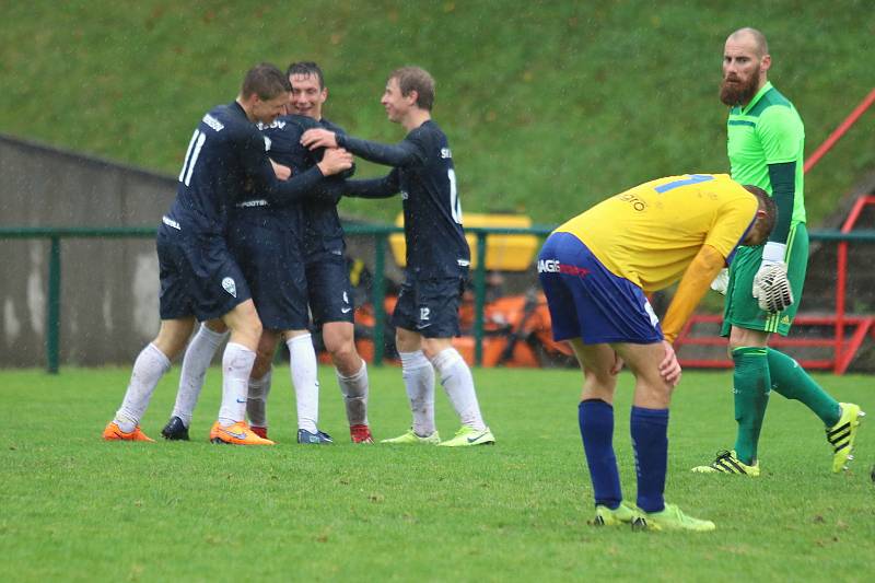 Rakovník (ve žlutém) podlehl doma Benešovu v dalším kole ČFL vysoko 0:3.