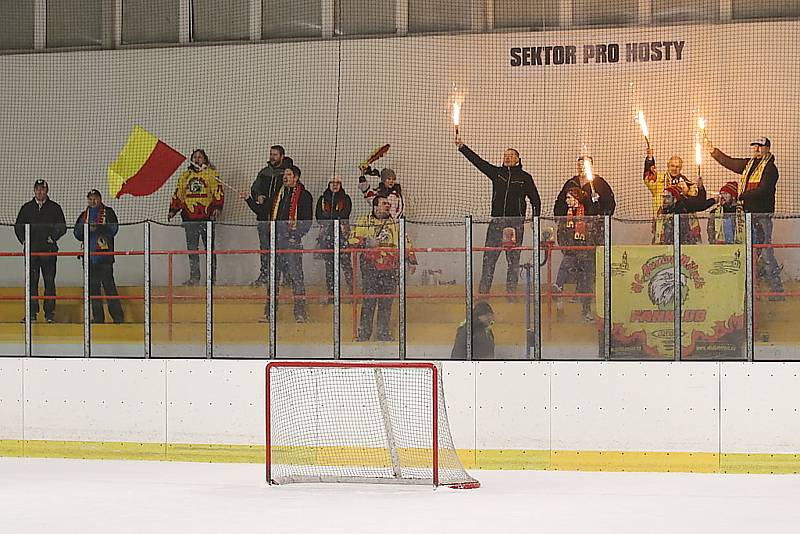 Debakl a konec. Hokejisté Rakovníka (v bílém) prohráli na svém ledě s celkem Junioru Mělník vysoko 2:8 a sezona pro ně skončila.