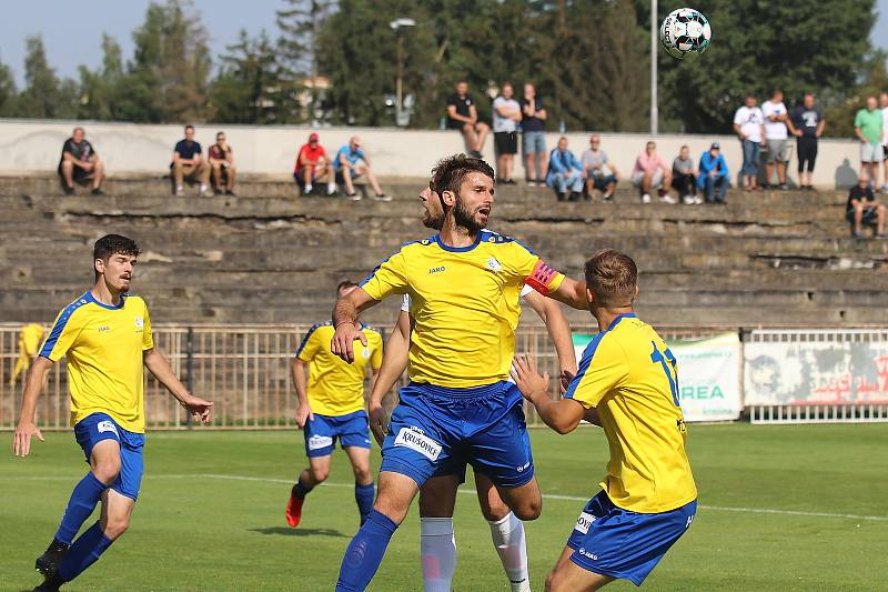 SK Rakovník (ve žlutém) - Jiskra Domažlice 0:3. Michal Rendla