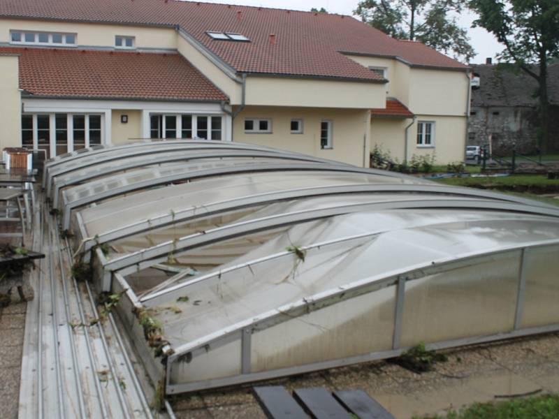 Voda z rybníka Michálek nad vsí přetekla a nahrnula se do vsi