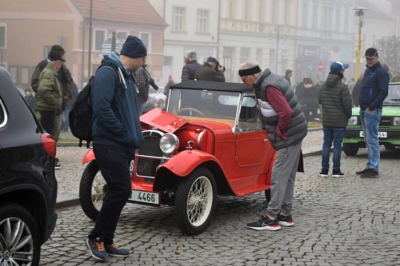 Čtvrteční sraz autoveteránů na Husově náměstí v Rakovníku.