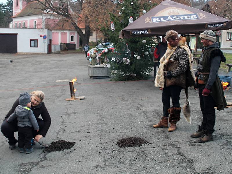 Hrátky s čerty na zbečenské návsi přilákaly desítky rodin.