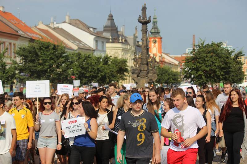 Studenti v Rakovníku protestují proti propouštění učitelů.