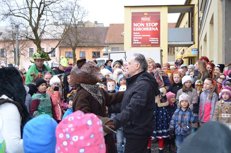 Masopust v Novém Strašecí pořádá místní ZUŠ, soutěží o nejlepší masopustní buchtu.