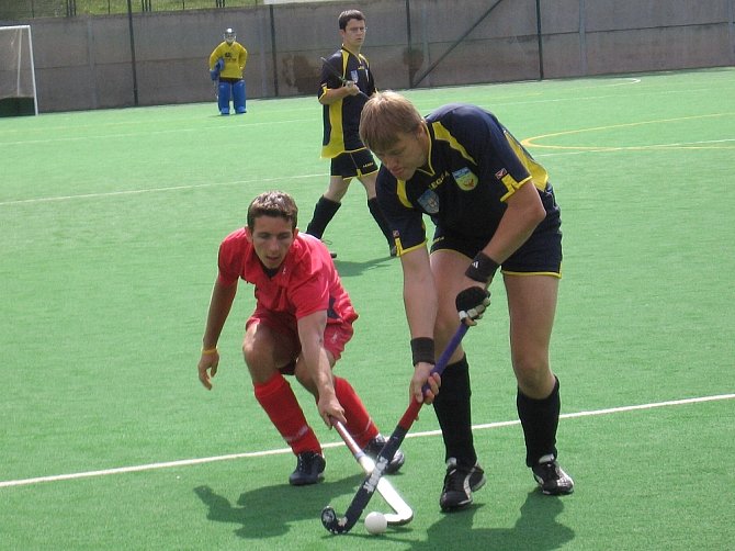 Do turnajových bojů Anexia Cupu 2007 aktivně zasáhl i rakovnický trenér Pavel Hraba, který právě obírá o míček jednoho z Bratislavanů.