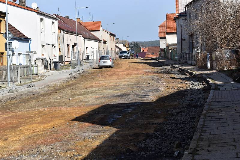 Z luženské tepny mizí "kočíčí hlavy", které k obci desítky let neodmyslitelně patřily. Opravena bude silnice i chodníky.