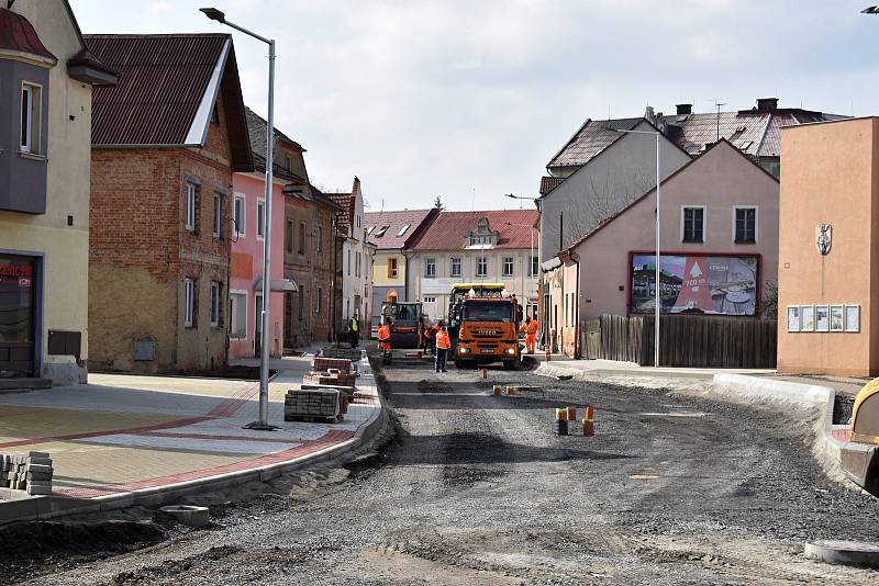 Rekonstrukce průtahu Jesenicí potrvá do konce srpna.