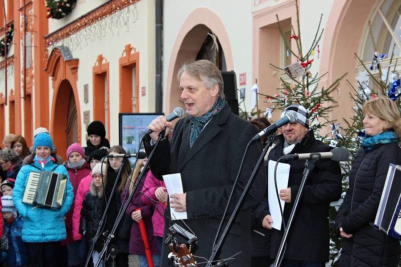 Nejkrásněji nazdobený stromeček letošního roku měla podle hlasování veřejnosti SŠ, MŠ a ZŠ Rakovník. Gratulujeme!