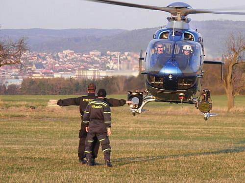 Výcvik policistů v Rakovníku - navádění vrtulníku na přistání