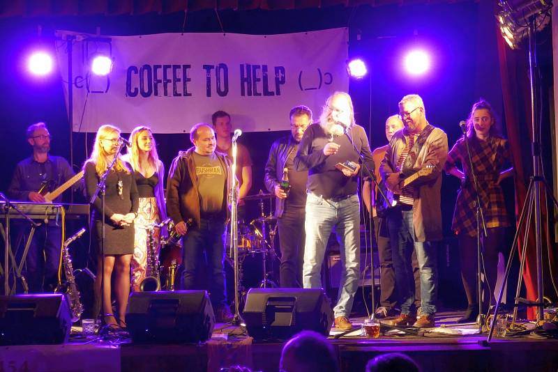 Koncert kapel Coffee to Help a Smečka v Domě dětí a mládeže v Rakovníku.