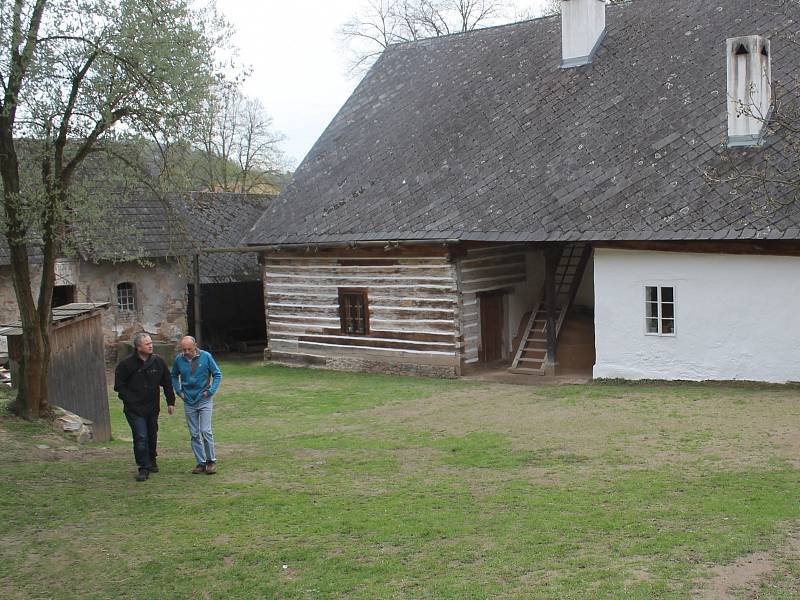 Fotoreportáž z prohlídky Hamousova statku ve Zbečně po renovaci.