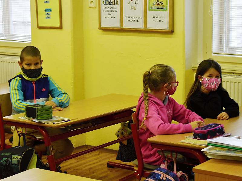 Návrat školáků do 2. základní školy v Rakovníku.
