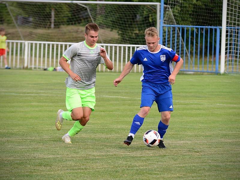 Semifinále národní kvalifikace UEFA Regions Cupu v Novém Strašecí.: Středočeský KFS (v modrém) – Karlovarský KFS 3:1.