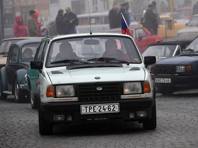 Čtvrteční sraz autoveteránů na Husově náměstí v Rakovníku.