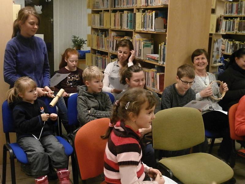 Celostátní akce Česko zpívá koledy, se přesně v 18 hodin zpívalo také na Rakovnicku. Třeba v Zavidově, Čisté, Lánech nebo Novém Strašecí, odkud přinášíme fotografie.