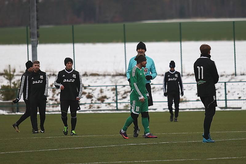 Divizní fotbalisté Tatranu Rakovník (v zeleném) vyhráli v přípravném utkání nad celkem Dobříše jasně 5:2.