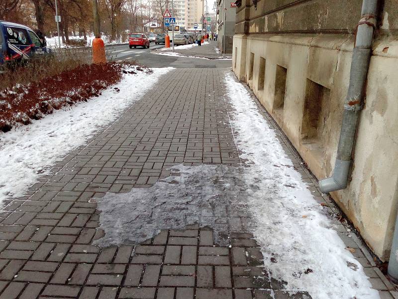 Ledové a kluzké nebezpečí číhá na chodce téměř v každé ulici. Mnoho okapů totiž končí nad chodníkem, který se stává neschůdným.