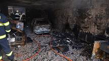 Požár v garáži způsobil škodu 800 tisíc korun, majitel utrpěl lehké popáleniny dolních končetin.