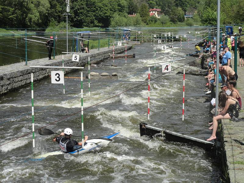 Začátkem června už tradičně vždy ožije nejen umělý vodní kanál, ale celý roztocký areál Kanoistického klubu Rakovník, který i letos uspořádal oblíbené Křivoklátské slalomy společně s III- ročníkem Českého poháru veteránů.