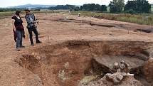 Archeologický výzkum u Nesuchyně se chýlí ke konci. Jedním z posledních nálezů je zaniklý zájezdní středověký hostinec.