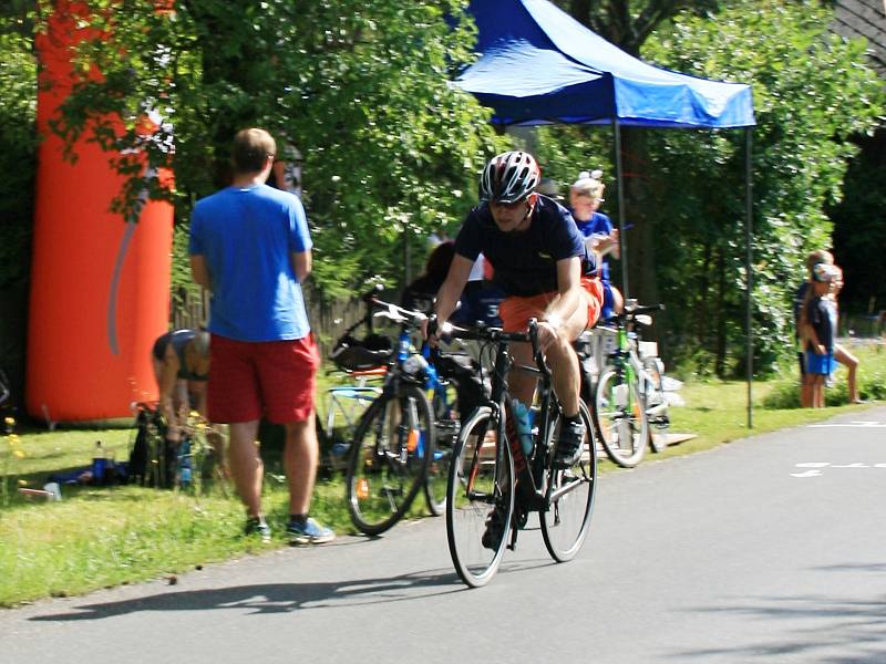 Buckův triatlon letos absolvovalo 77 sportovců.