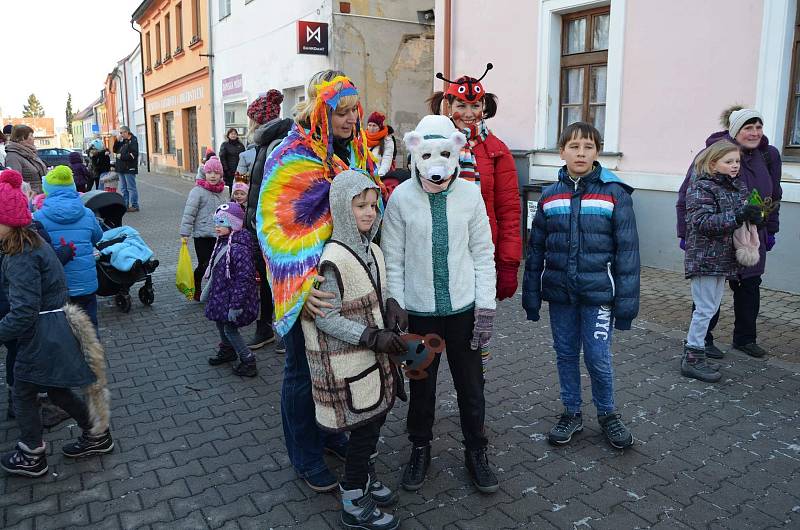 V Novém Strašecí se konal masopust už po dvacáté. Po skončení průvodu pokračoval program v Novostrašeckém kulturním centru, kde se uskutečnila i soutěž o nejlepší buchtu.