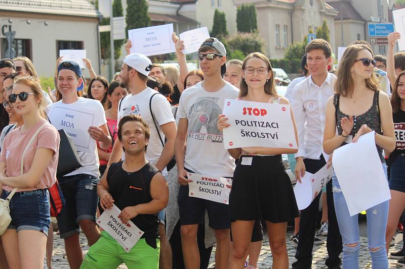 Studenti v Rakovníku protestují proti propouštění učitelů.