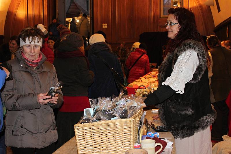 Královský advent na Křivoklátě totiž dostál svému přízvisku a splnil očekávání tisíců turistů, kteří v sobotu či v neděli na hrad zavítali.