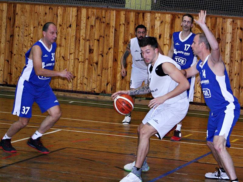 Basketbalisté TJ TZ Rakovník zdolali ve 3. kole krajského přeboru béčko Berouna 60:42.