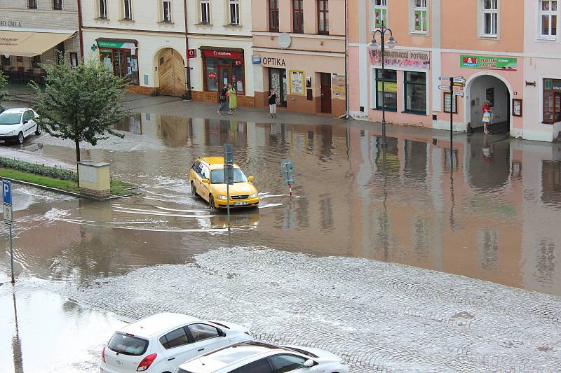 Takhle vypadalo Husovo náměstí v Rakovníku jen pár minut poté, co z nebe začaly padat první kapky. 