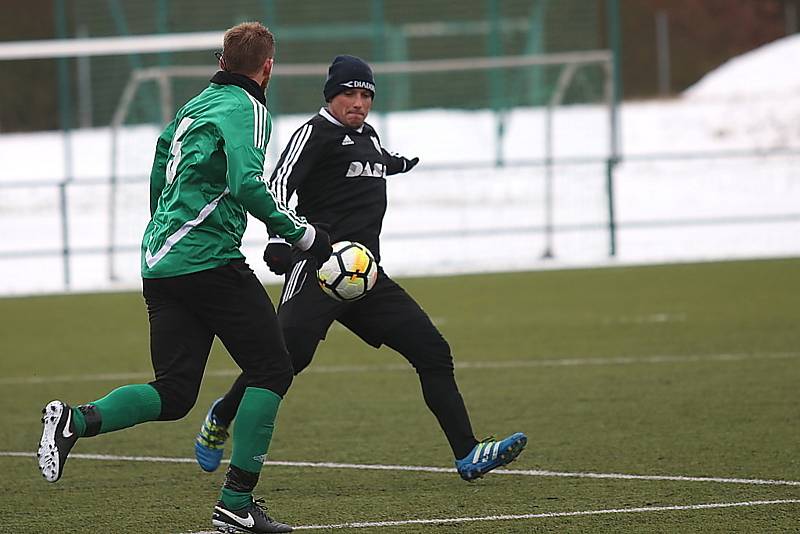 Divizní fotbalisté Tatranu Rakovník (v zeleném) vyhráli v přípravném utkání nad celkem Dobříše jasně 5:2.