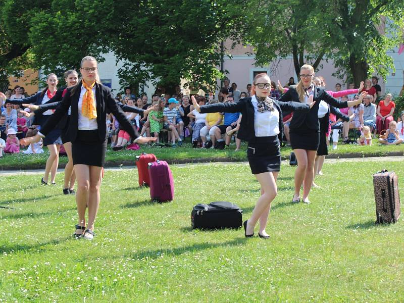 Žáci a učitelé ZUŠ Nové Strašecí připravili v rámci celostátní akce ZUŠ OPEN pro diváky program na Komenského náměstí.