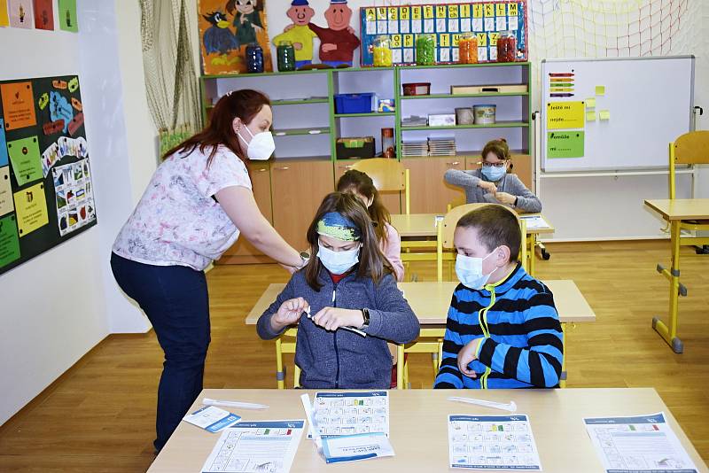 Žáci lubenské školy se po dlouhé době vrátili do školy.