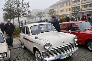 Čtvrteční sraz autoveteránů na Husově náměstí v Rakovníku.