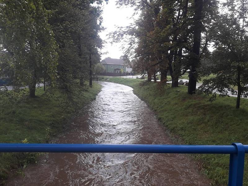 Přívalové srážky si vyžádaly zásah jednotky HZS Rakovník na několika místech ve městě.